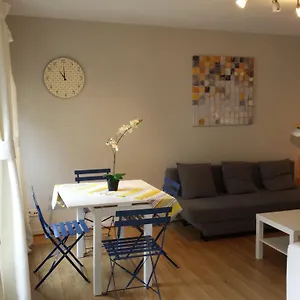 Central Yellow Apartment Bruxelas